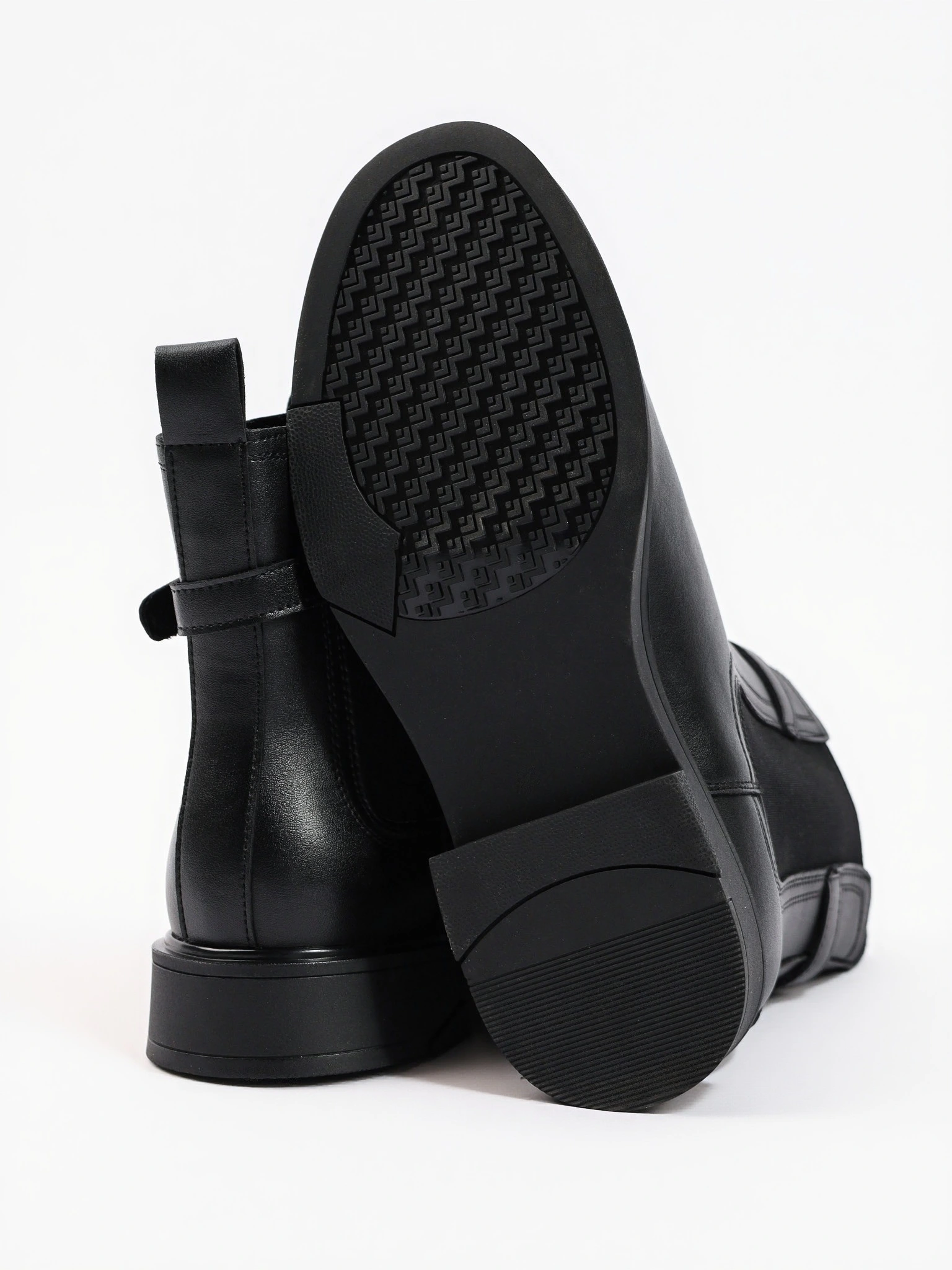 Ботинки-челси черного цвета с декоративным ремешком из натуральной кожи